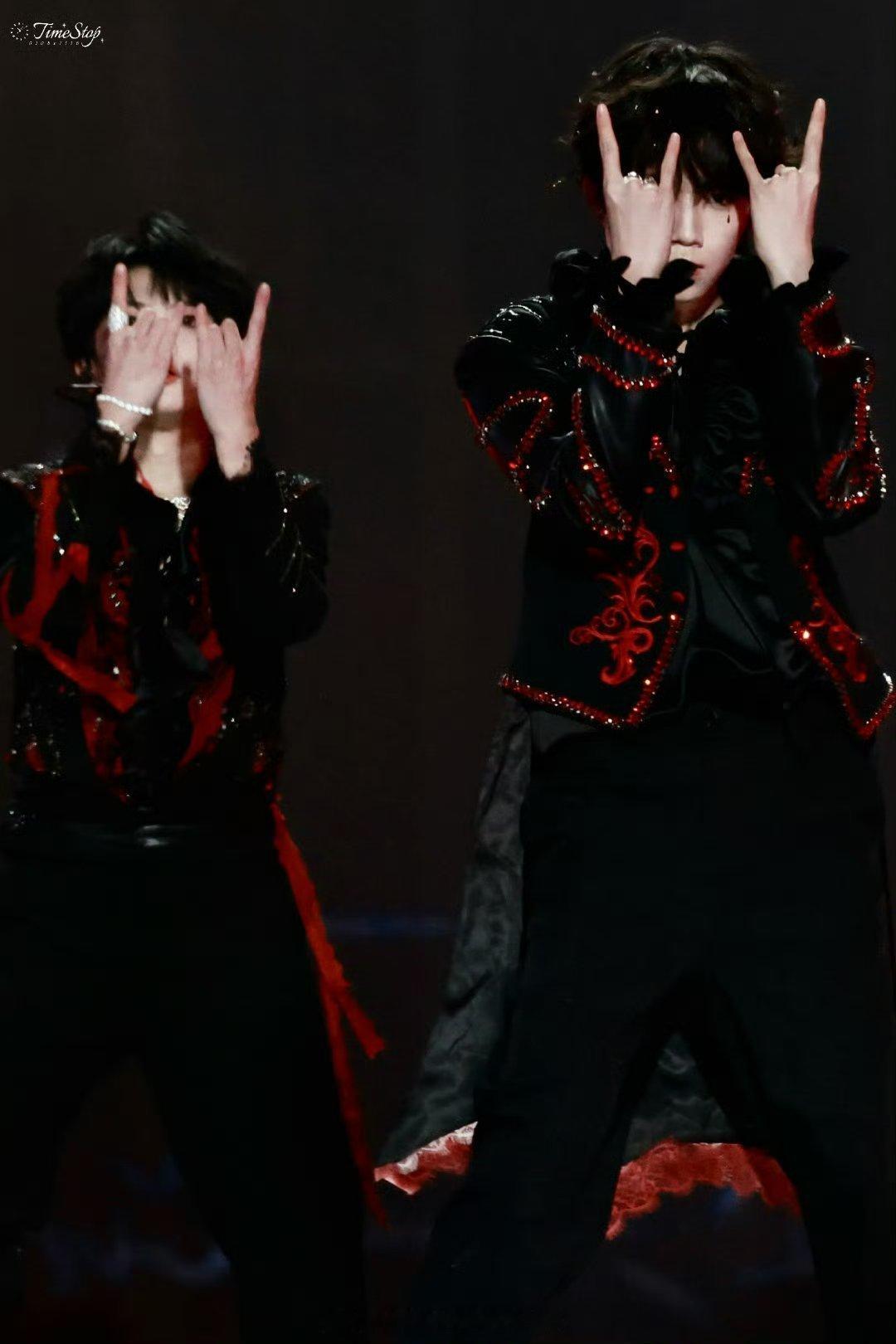 橹穆美杜莎很爽的同框 