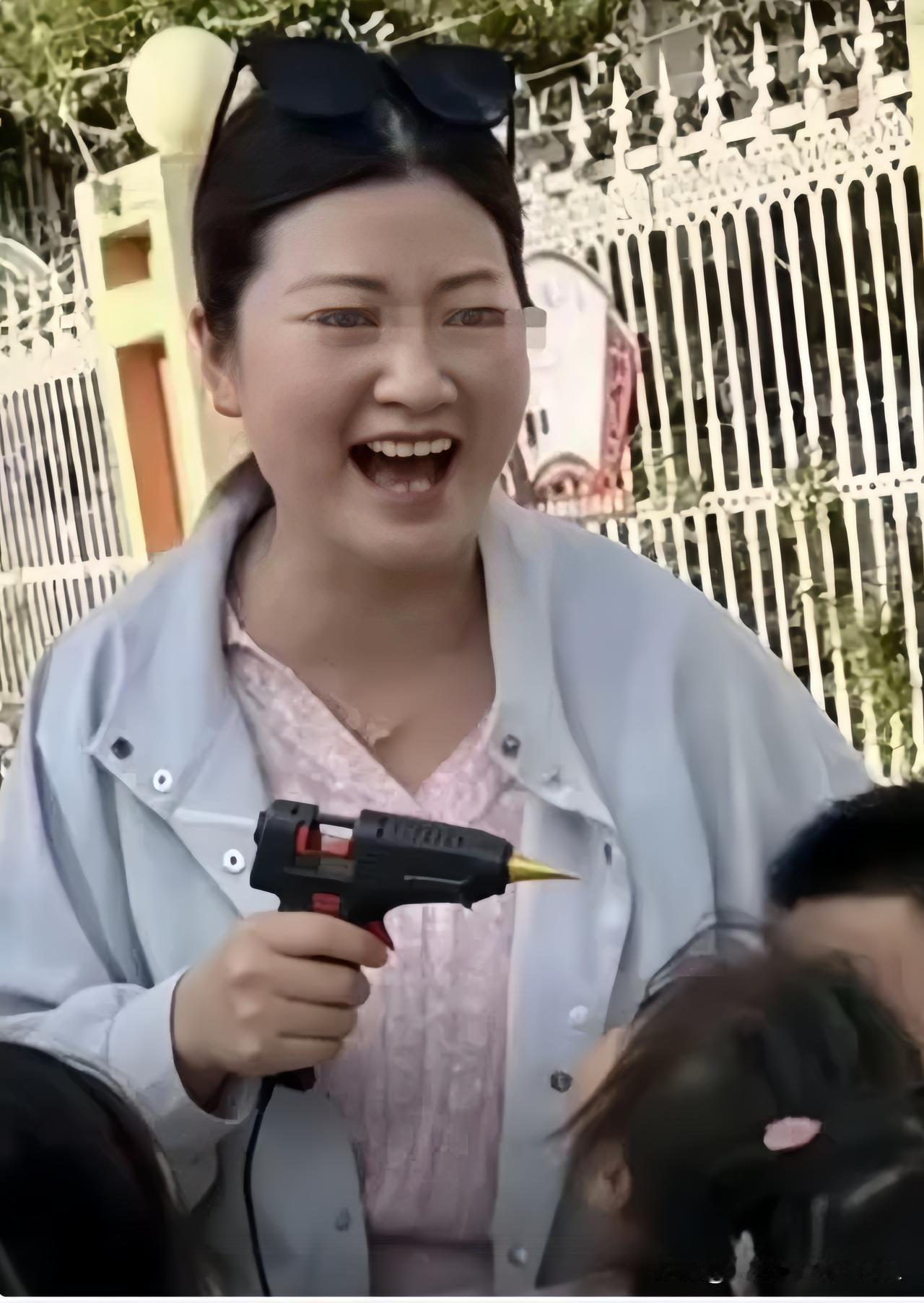 看到丰县幼儿园那段监控，
手里的茶杯差点没拿稳。

那女老师用热熔枪烫孩子时，眼