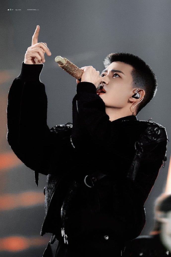 任嘉伦央视唱跳舞台 央视镜头下的任嘉伦太能打了！《争分夺秒》唱跳全开，动作干净利