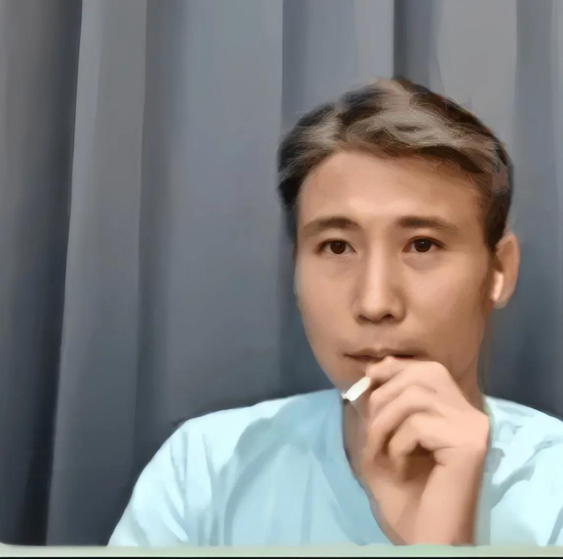 直播界惊现大胆一幕！李乃文直播时竟意外“挑战”禁忌，一支香烟悄然入镜，他如何化解