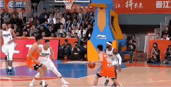 黎伊扬的后撤步三分球都投出来了，信心十足啊。福建男篮vs北京男篮