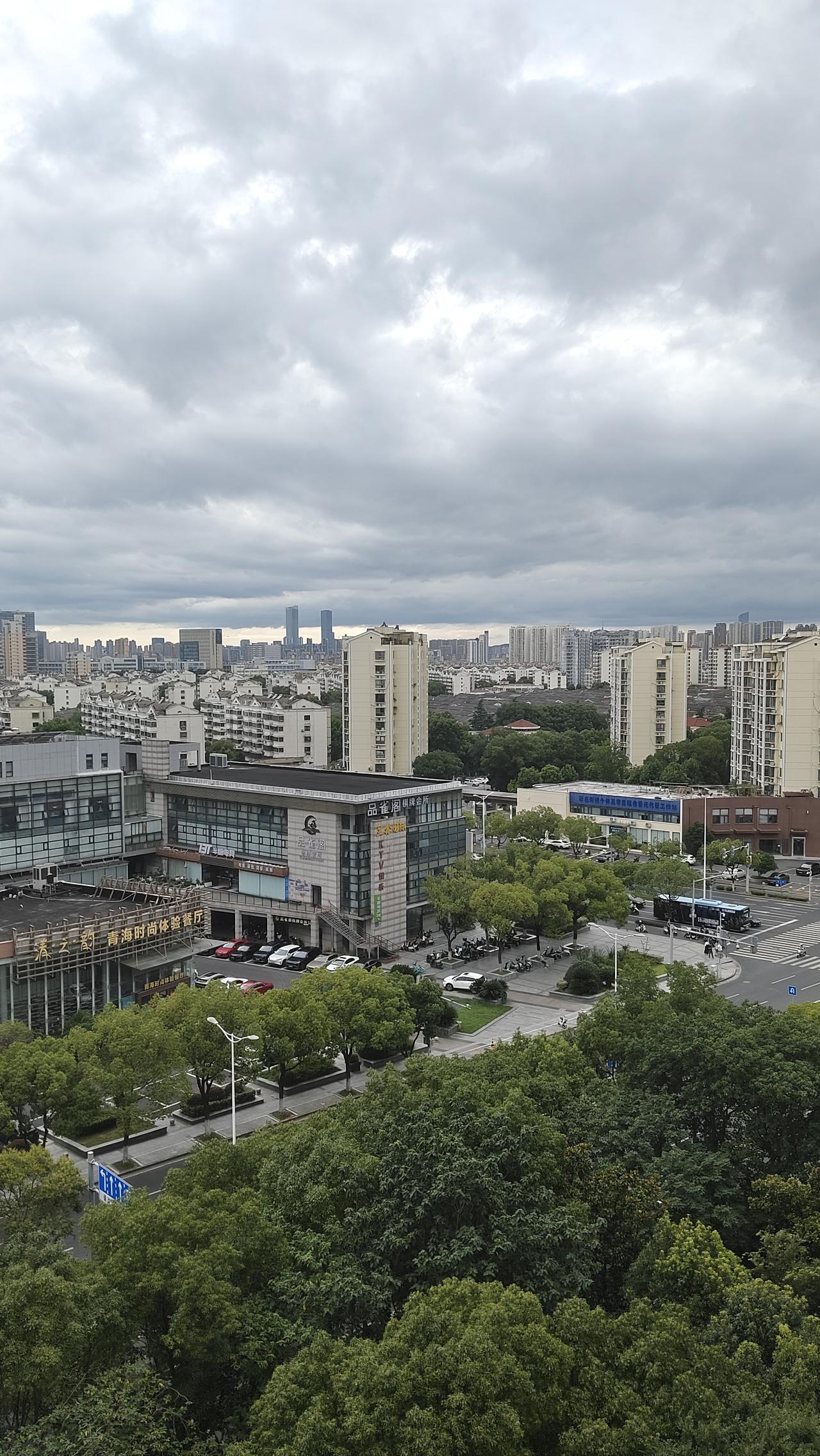 台风似乎已经过去，无锡今天下午继续云淡风轻，都说是灵山大佛发威，台风又一次绕开无