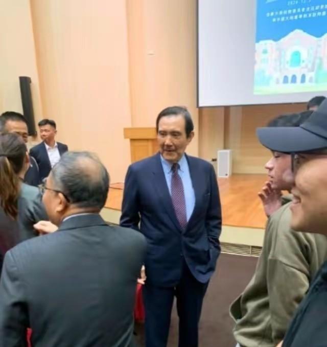 台湾地区，长期阻碍中国统一就是马英九。这个人非常之狡猾！在他担任地区领导人期间，