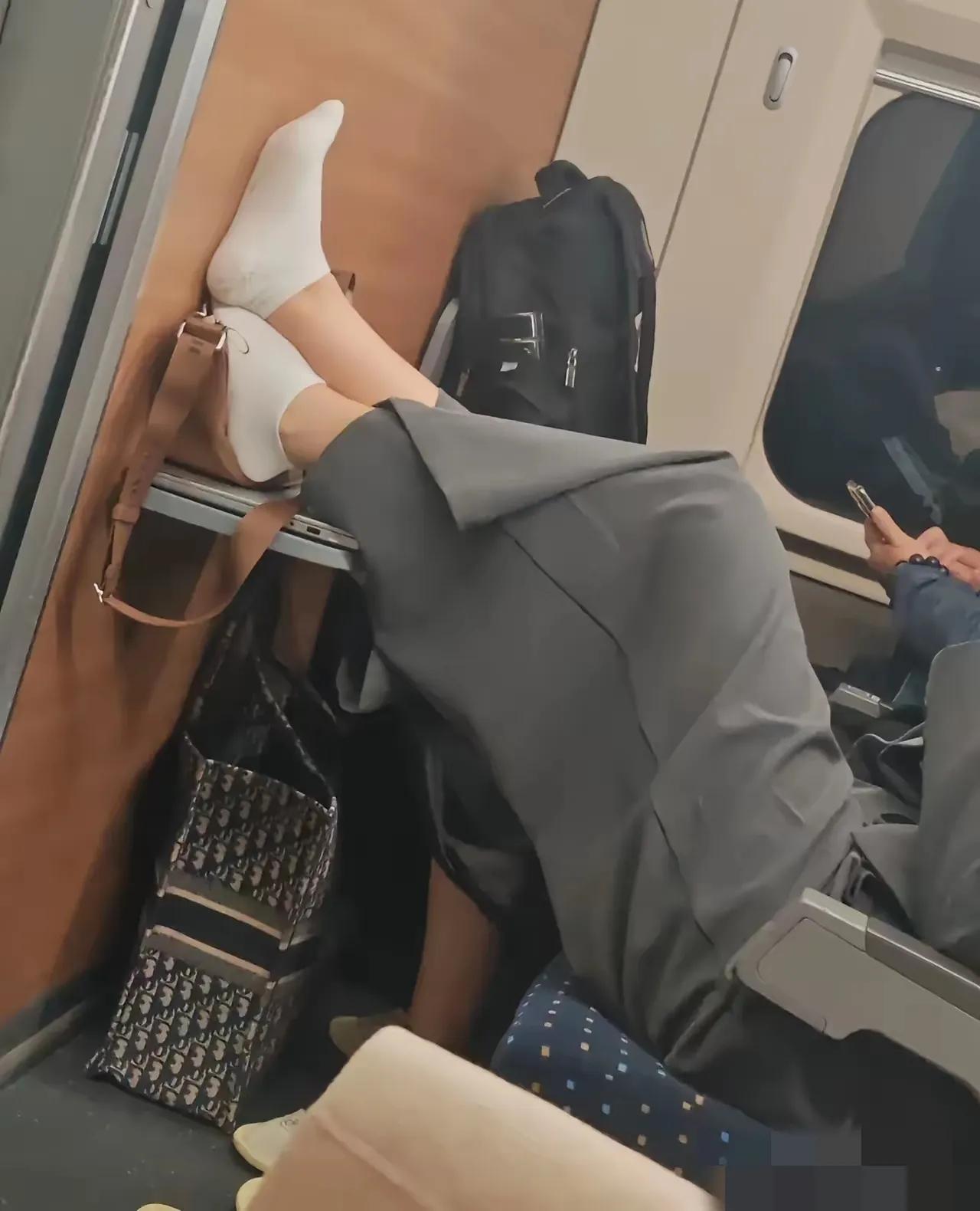 高铁这个位置坐着看来真是太舒服了，不过把脚放在小桌板上可不文明，高铁买票能自己选
