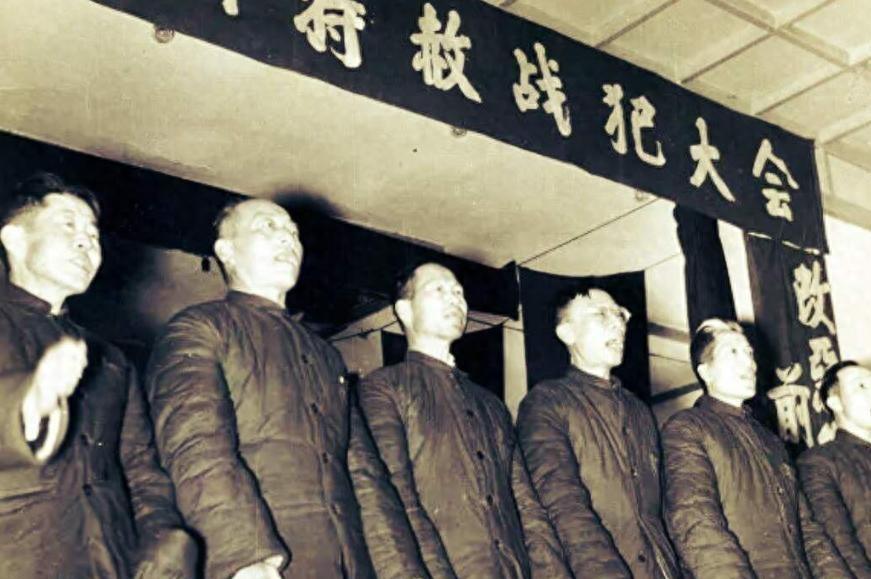 妻子前去探望黄维，希望丈夫早日出狱，黄维当场摔碗斥责妻子：以后不用再来了！
19