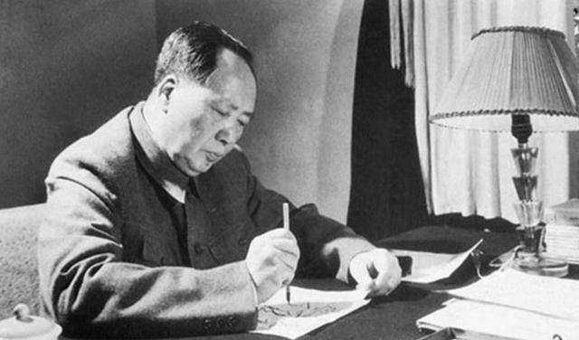 1975年，毛主席在北京中南海游泳池会客厅亲自迎接基辛格夫妇，当他看到身高1米9