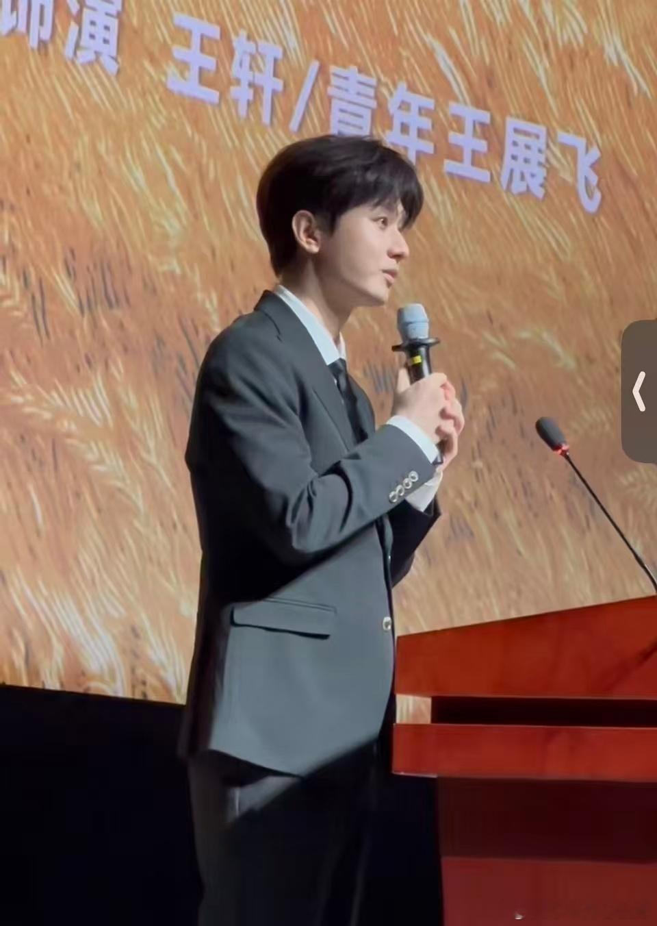 电视剧不见英雄花不开[超话] ​好像看了很久还是会心动，成毅，你怎么一直都有让人