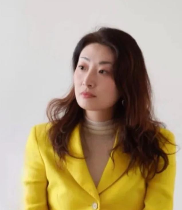 宗馥莉终究没撬动父亲生前摆好的棋局。21亿美元，折合人民币超过140亿，被锁在香