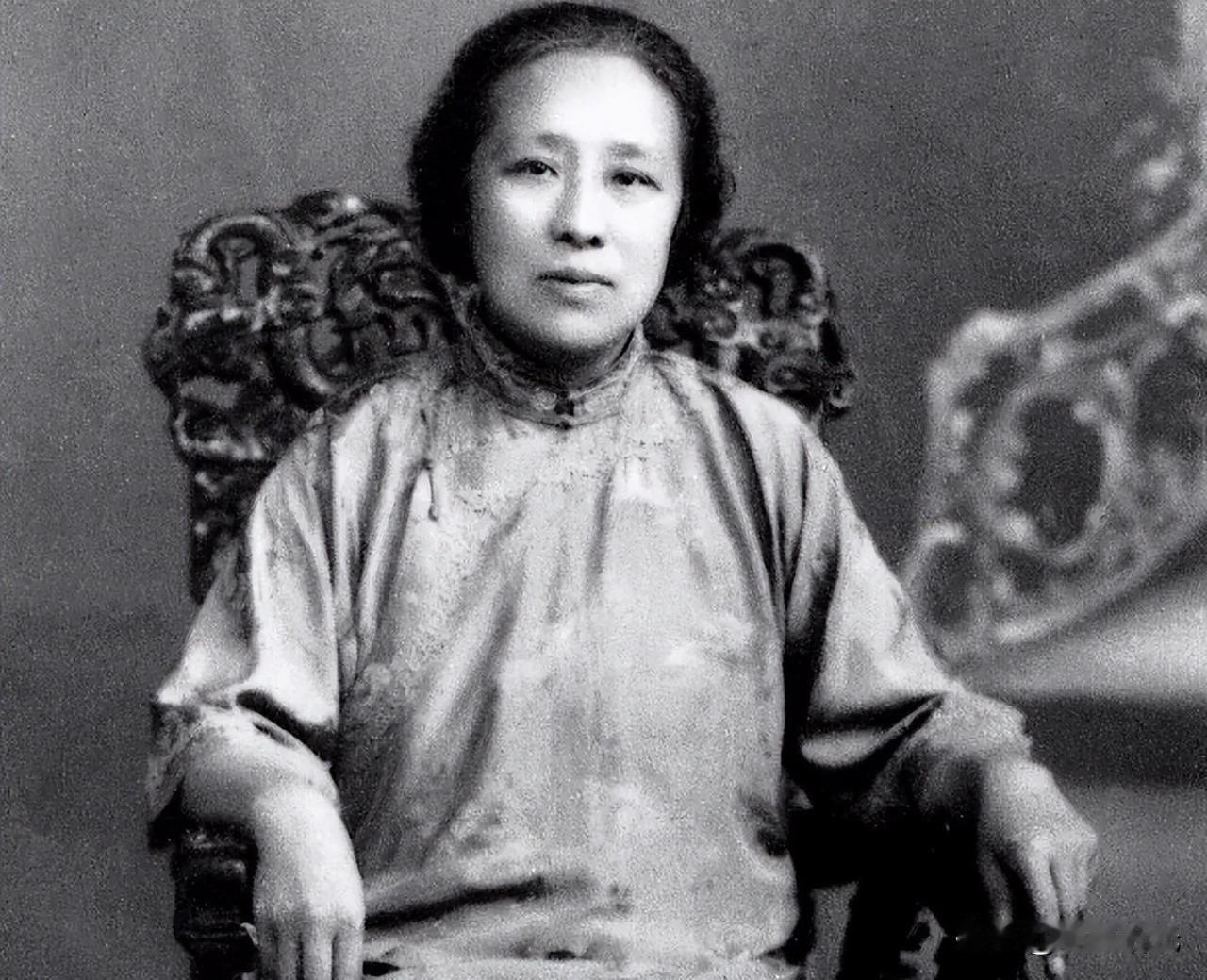 这个女人，蒋介石不敢动她，汪精卫见了绕道走。她一句话就能骂得蒋介石抬不起头，她叫