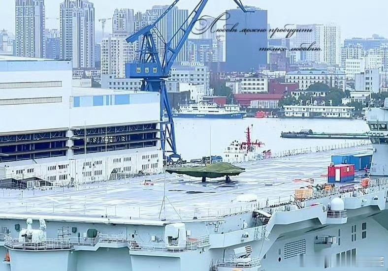 熊猫舰上货了，看得出是哪款无人战机吗？ 