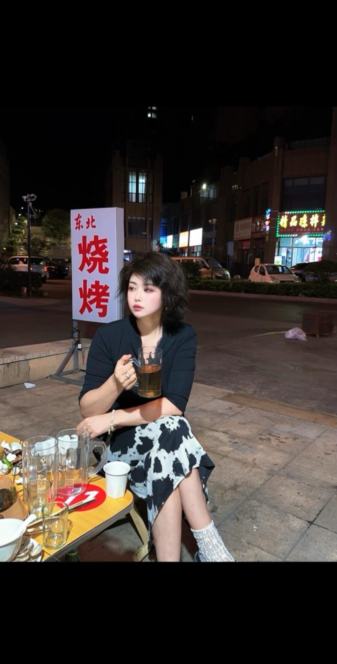 说了几年以后去外地开酒吧、这回酒吧老板娘没当上、先干上烧烤店了🤣（你...
