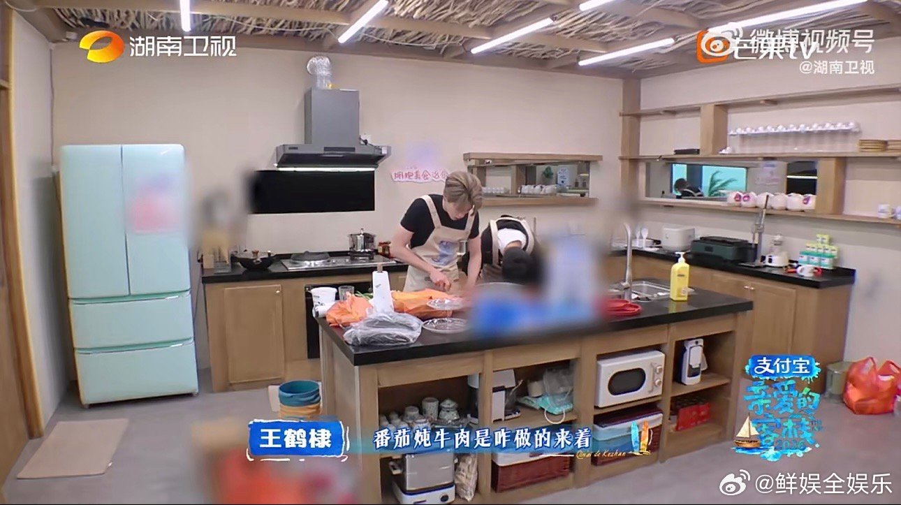 王鹤棣连线王传君求菜谱亲爱的客栈一叫就应的友情，比美食还香 