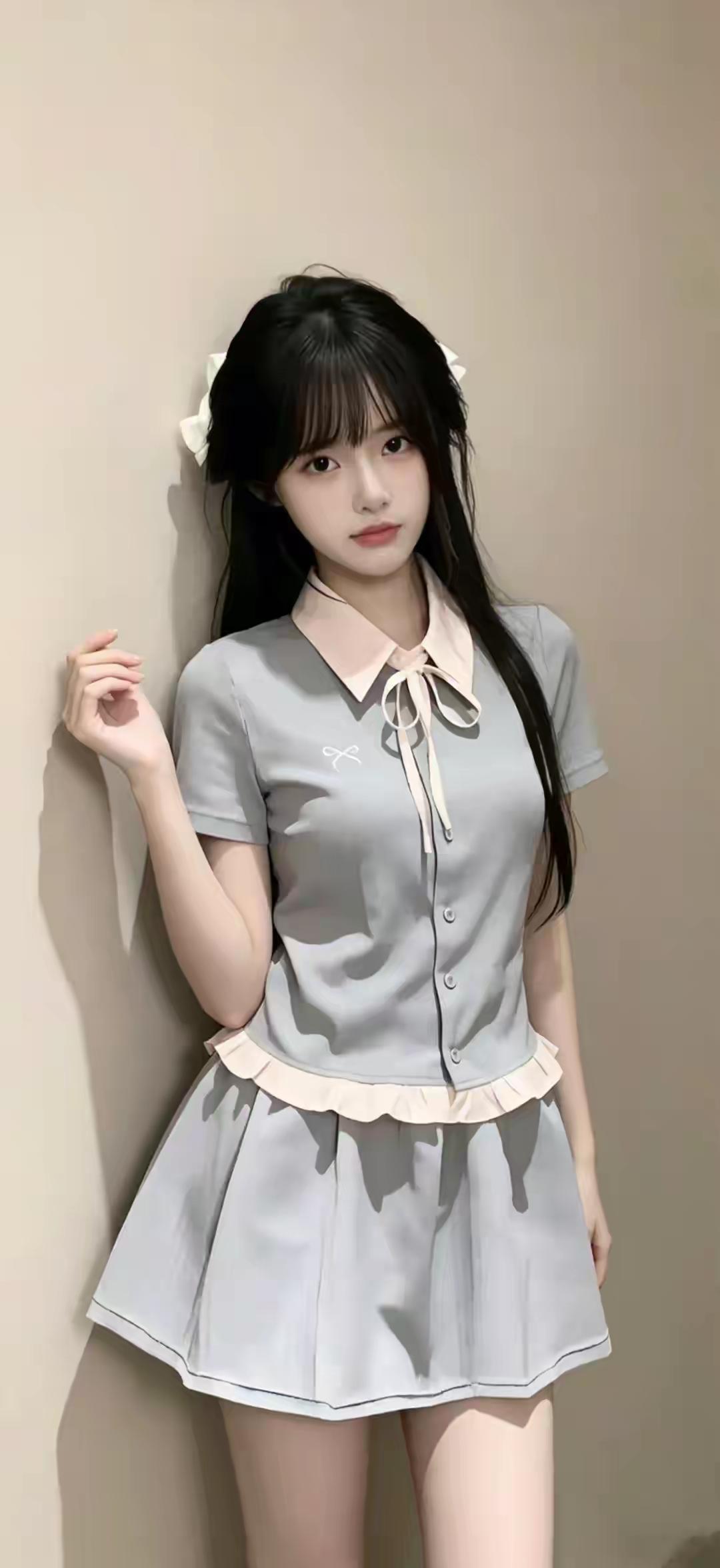 灰粉撞色是我的春日暗号，今天是甜度超标の学院少女✨
​
 把温柔穿在身上，发饰一