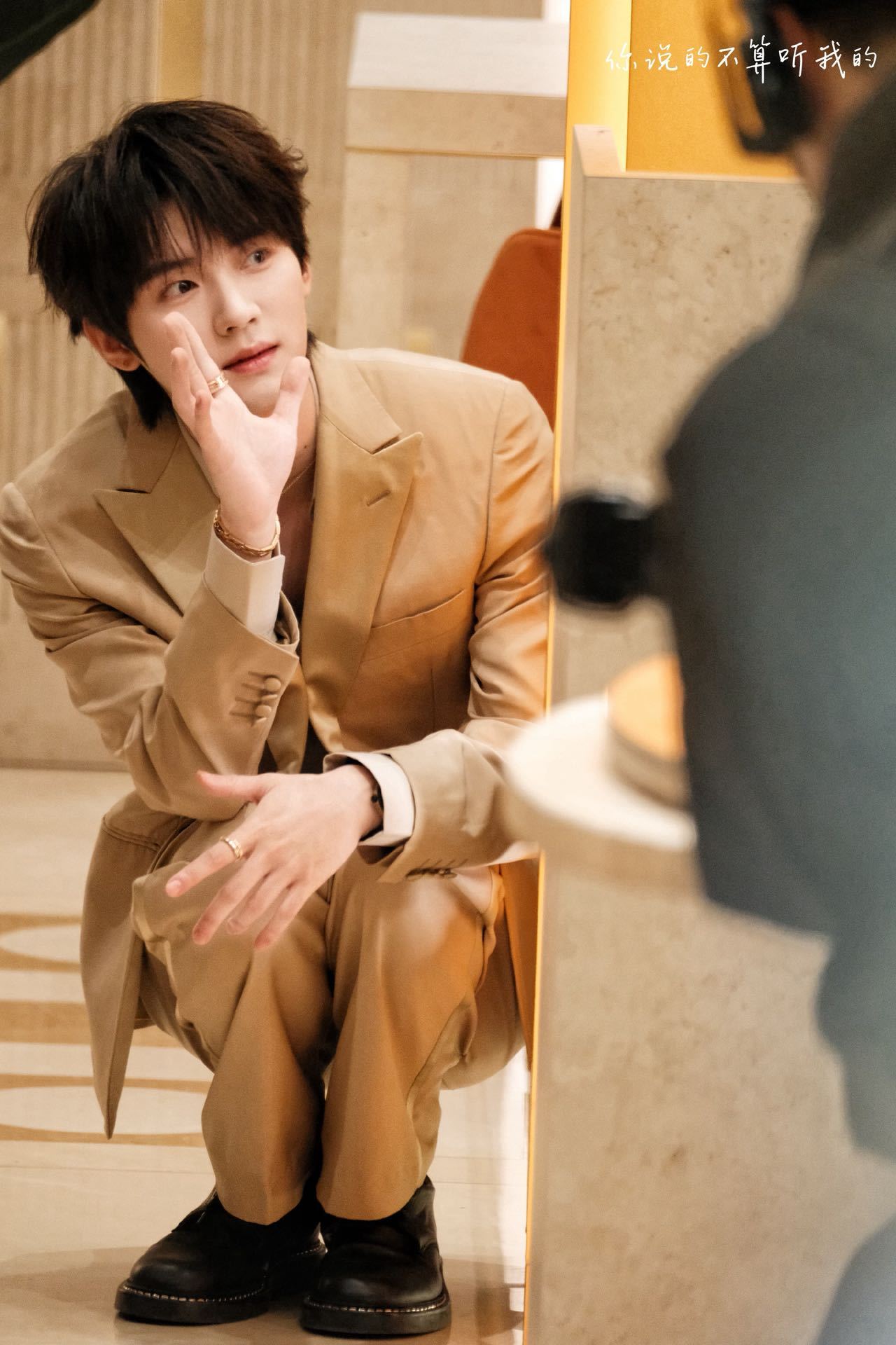 周翊然 我住的城市从不下雪 重庆线下热闹到挤不动！香槟色西装衬得他温润又矜贵，贵