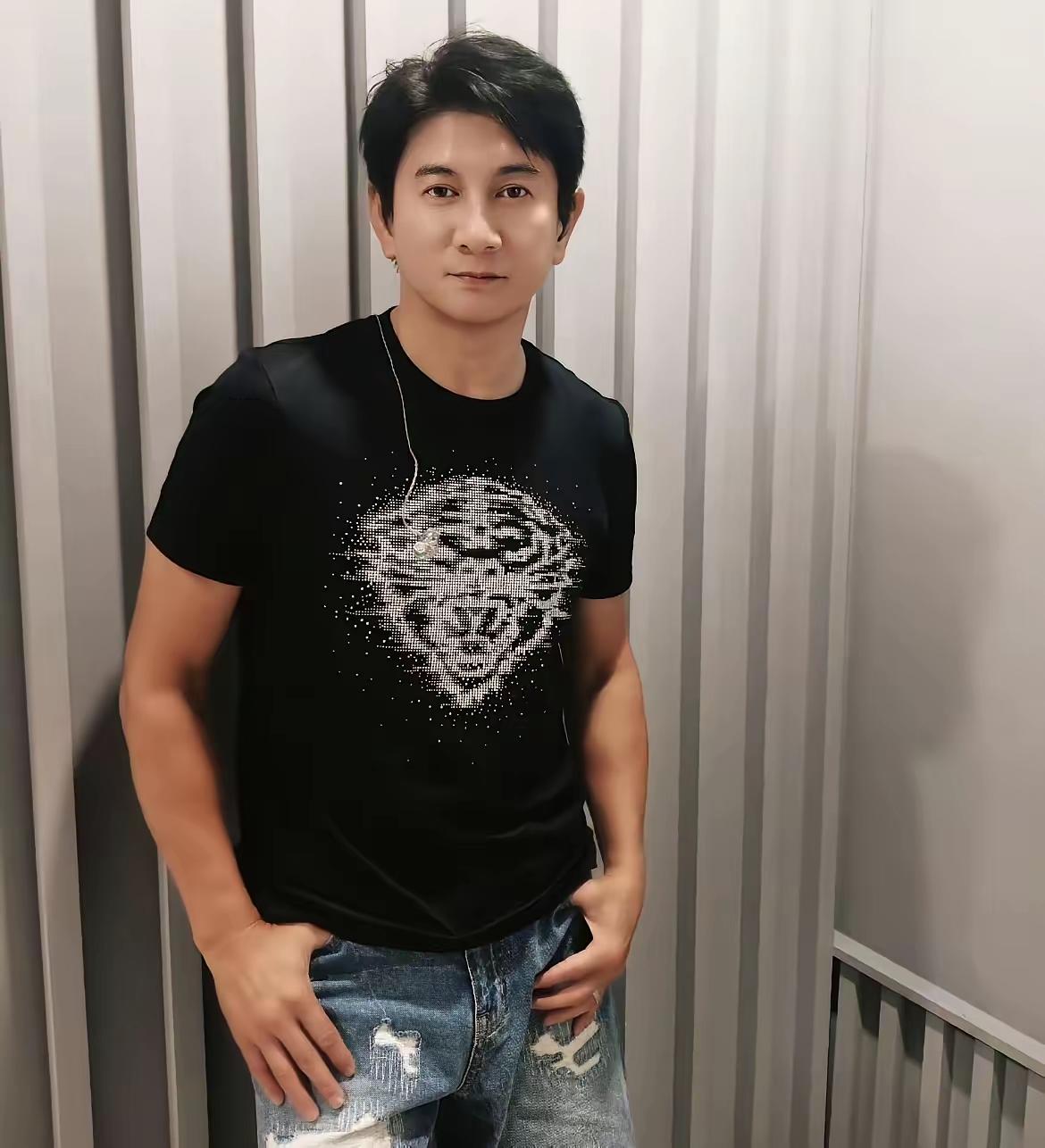 吴奇隆被台湾取消活动那天，我上网查了一下他在大陆的产业，才发现刘诗诗当年嫁的，根
