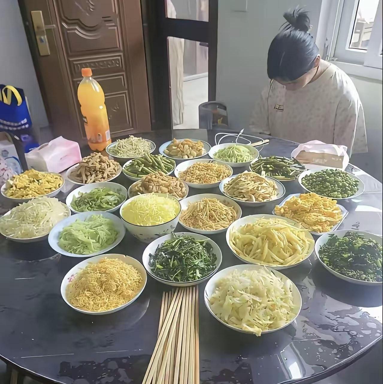 堂妹第一次跟着男友上门见家长，心里却犯了嘀咕！
 
男方父母准备了满满一大桌菜，