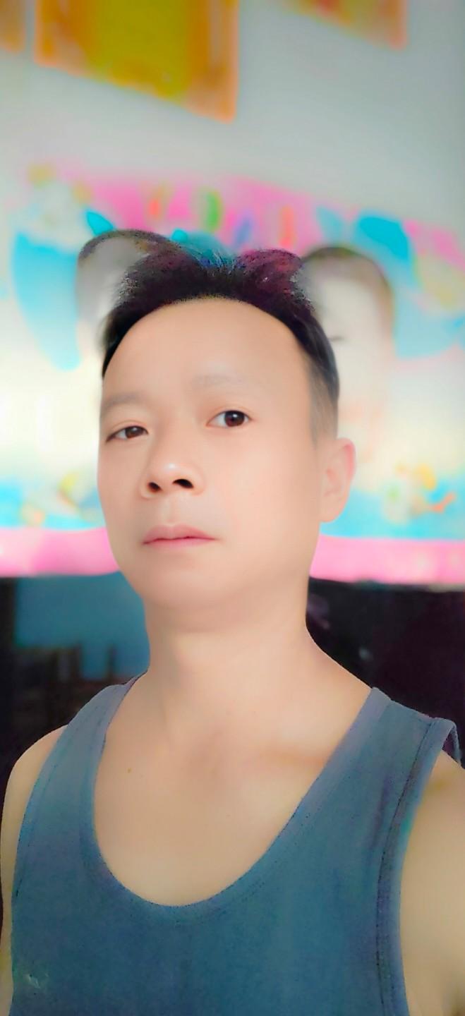 我们这里学校澡堂是公共大澡堂，没有隔单间滴，大家都是脱的光光滴洗，还边洗边聊天，
