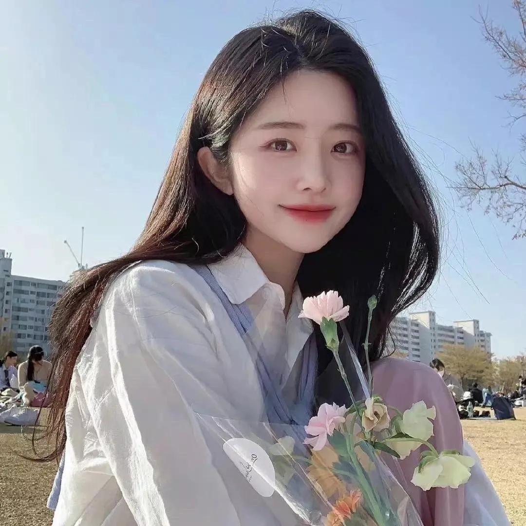 春日野餐，花束相伴，少女微笑公园野餐照 野餐景 野餐 野餐旅游 春日野餐自拍 野