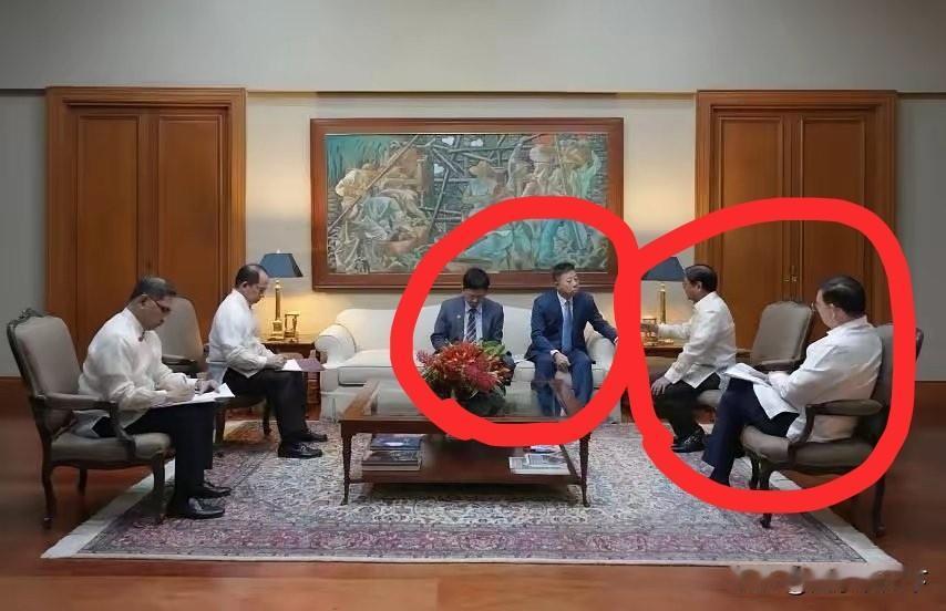 小马科斯总统因为仁爱礁局势紧张而召见中国大使井泉，但从照片看一点也不紧张，井泉很