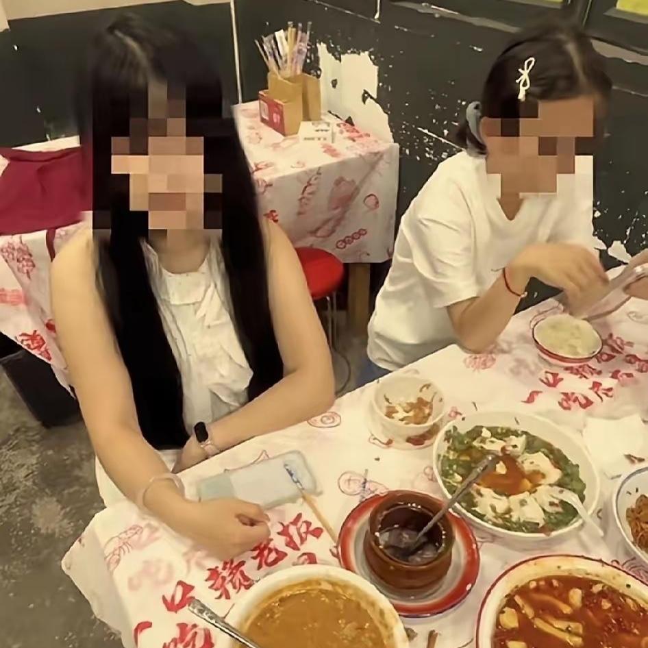 太离谱！靠点评等级要挟店家免单
 
真大开眼界，两名女生点满满一桌菜吃光后，嫌味