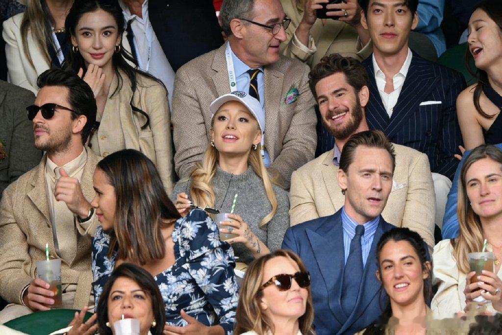 杨颖，事实证明人的眼睛会一眼锁定人群中最漂亮的那个 