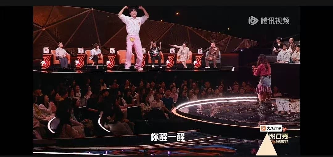 此刻的周深宛如巨人周深巨人般的身影心怀柔软肩担力量，周深立于台上，用大爱化作巨人