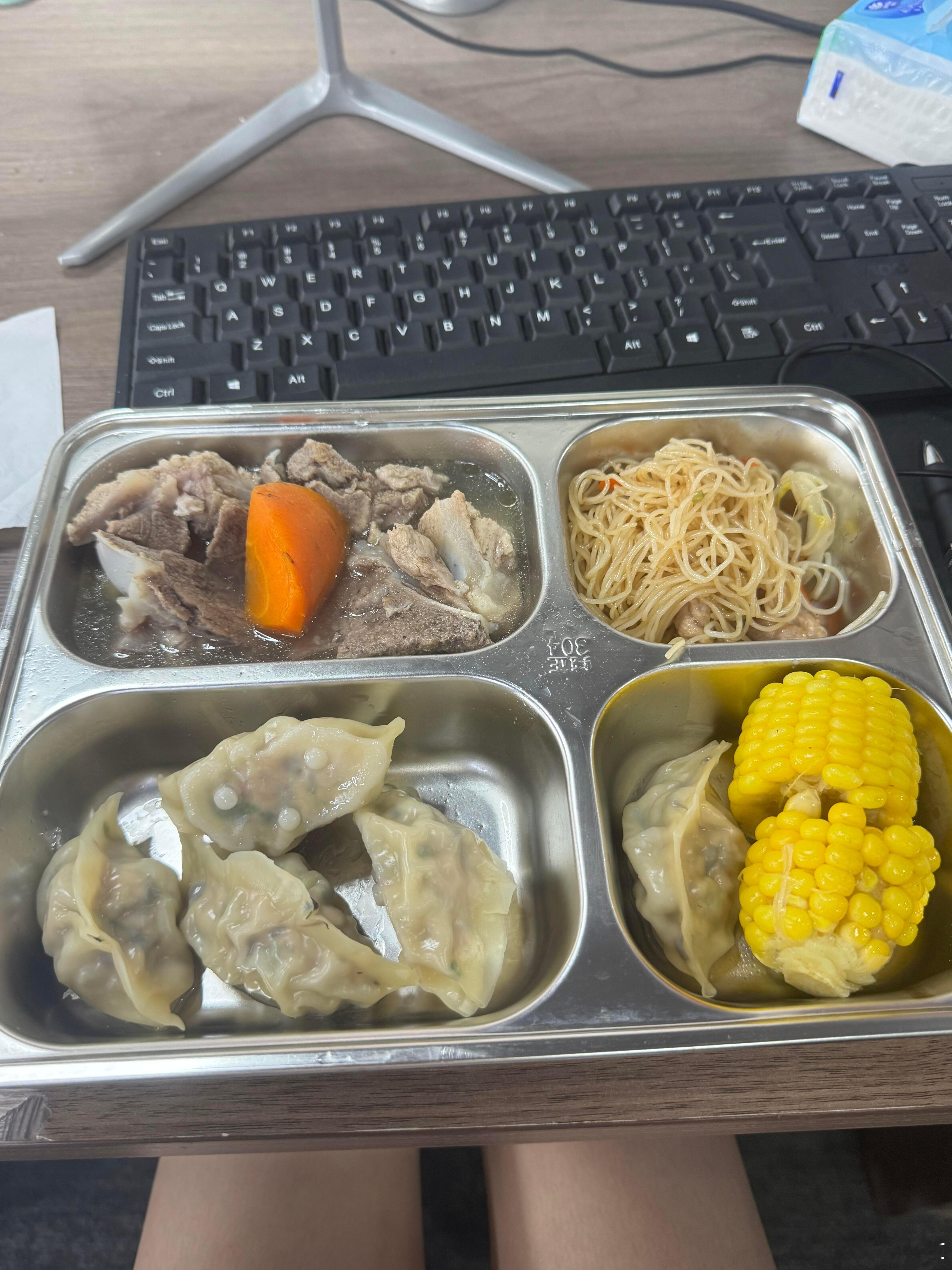 去面试被公司留下吃午饭了我就是很喜欢公司的午饭，真的很好吃！而且阿姨会做好多种菜