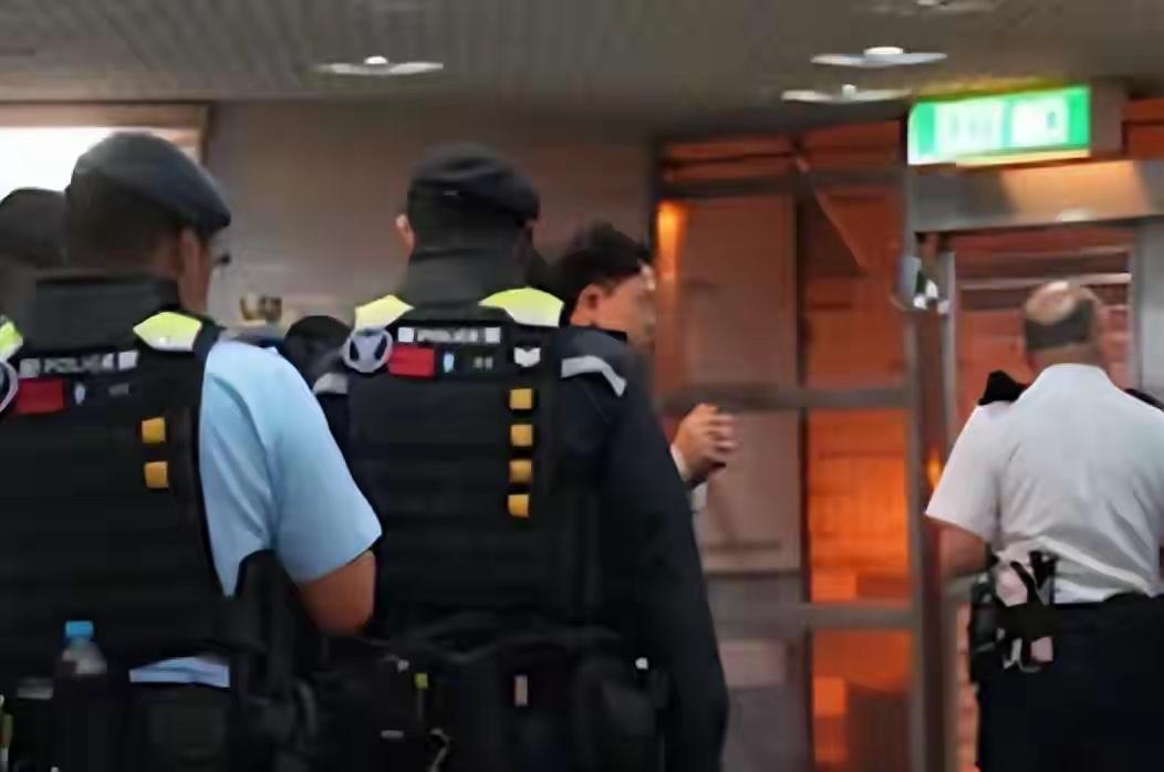 香港2名18岁男子在楼梯间庆生，突然遭人持刀追砍，警方回应：两人需手术，暂未能录