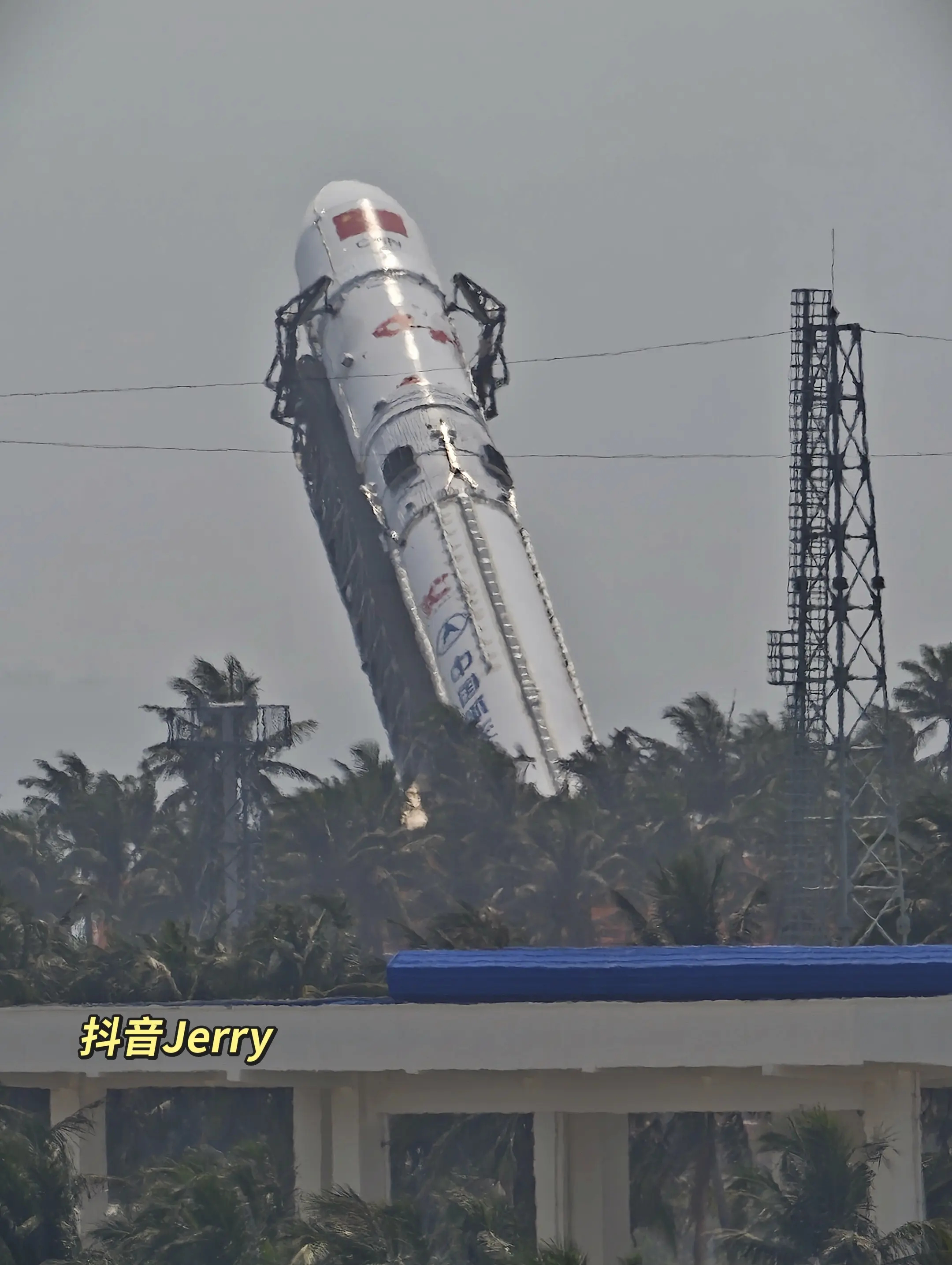 长征十号乙X1运载火箭合练成功准备返回厂房图源：Jerry 