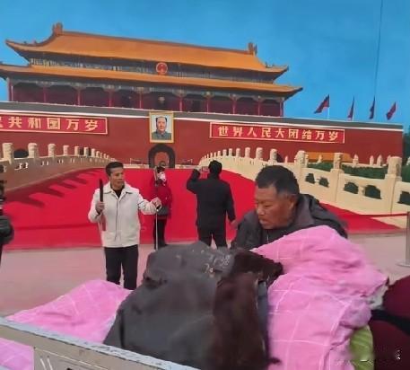 1月8日早上7点多，一男子骑着电动三轮车，带着自己的老母亲来看“天安门”，三轮车