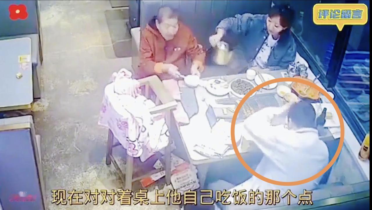 “存心找茬！”男子带一家人吃烧烤，竟然趁人不备对着一盘肥腰挠头皮，然后找店老板说
