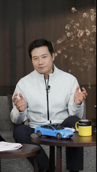 雷军呼吁学高阶驾驶技巧  1月7日直播中，雷军呼吁车主重视高阶驾驶技巧学习 ——