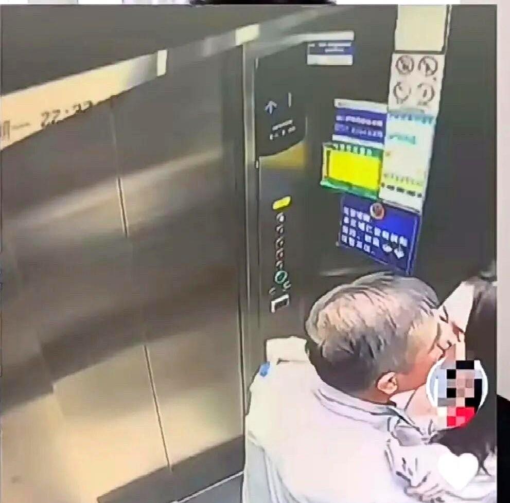 就为了在电梯里那几秒钟的亲热，几十万股民，这个周末估计都没睡好。我真是想不通。