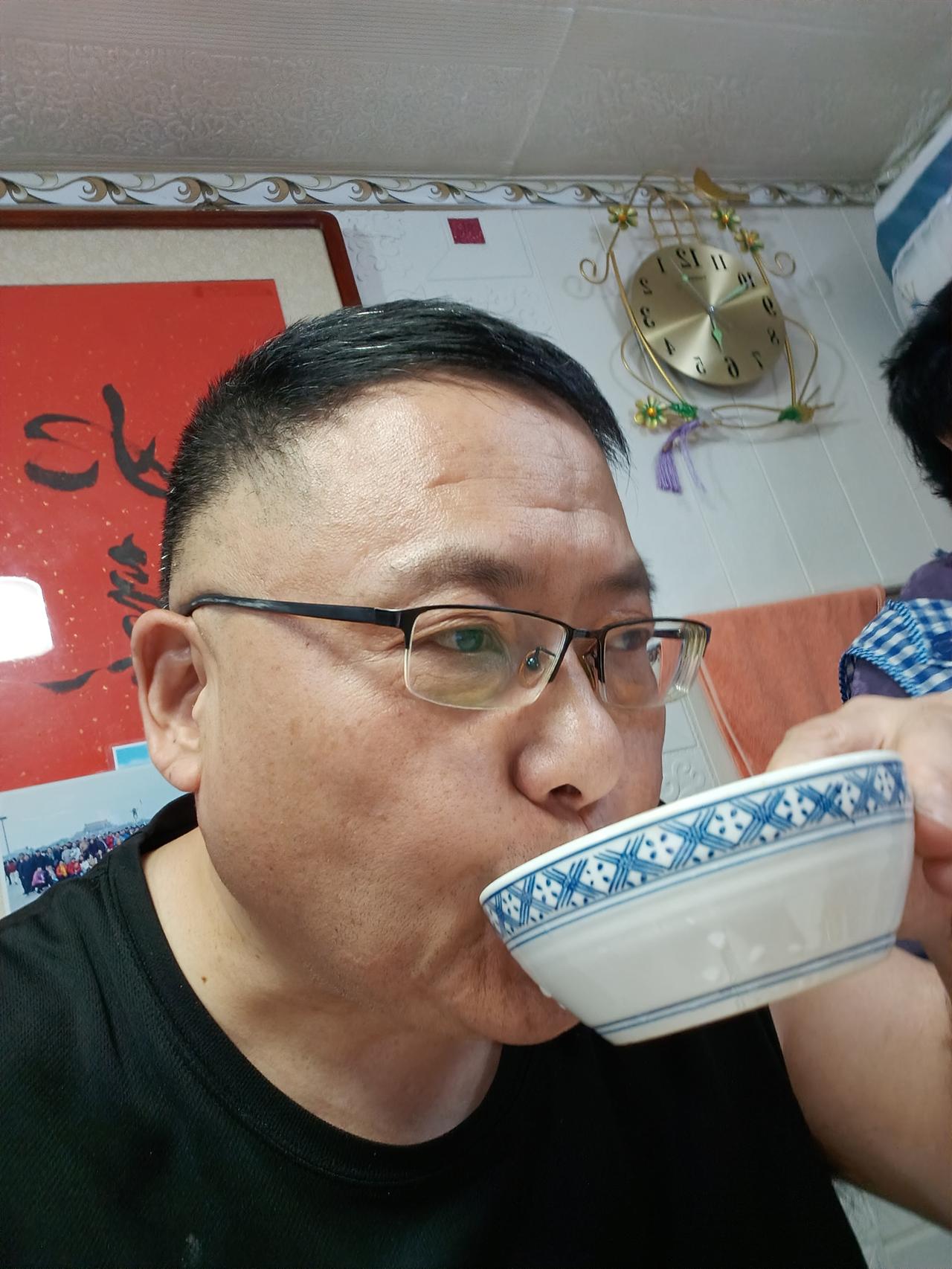 昨天下午1点，准时到达四姐家。

肯定没有空手，兑现了自己的承诺。

给”牌友”