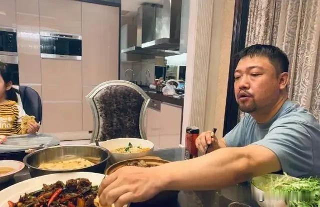 没有流量就自己创造流量？
 
贾冰这事，说说我个人看法，仅代表自己观点，不代表既