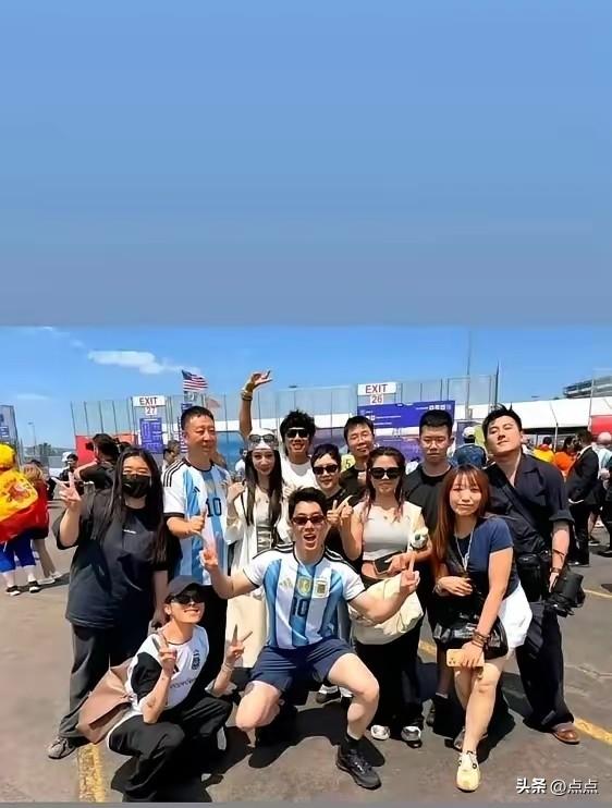 杨紫这位老板，当得格外舍得为团队付出。
刚拿下白玉兰奖杯，她便带着工作室全员远赴