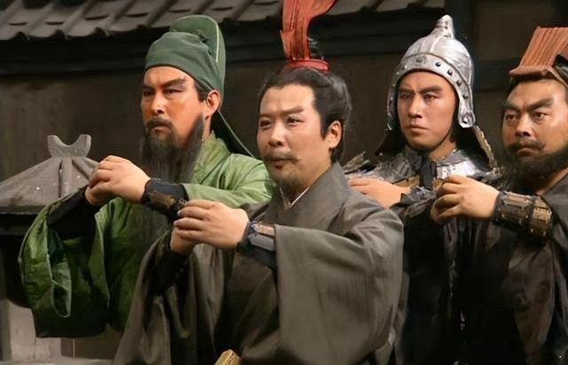 #鹏说文史[超话]#夜读｜名著开篇（四）《三国演义》#夜读# 词曰：滚滚长江东逝