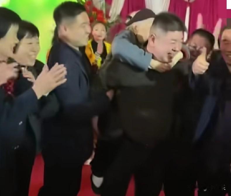 近日，山西一98岁的奶奶参加曾孙女的婚礼，大孙子高兴得背起奶奶在院子里走了一圈。