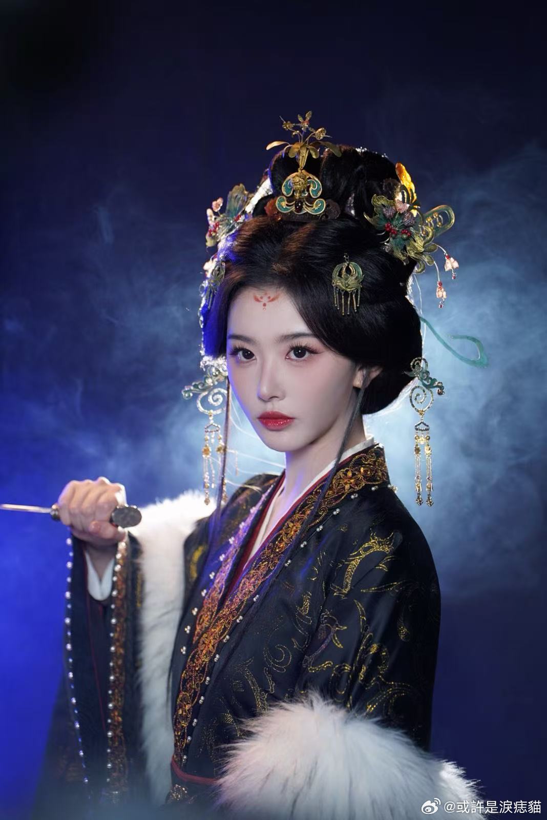 孔雪儿浅浅训犬 孔雪儿把俞浅浅的魅惑与气场演得太到位，浴池戏氛围感绝了，一个眼神