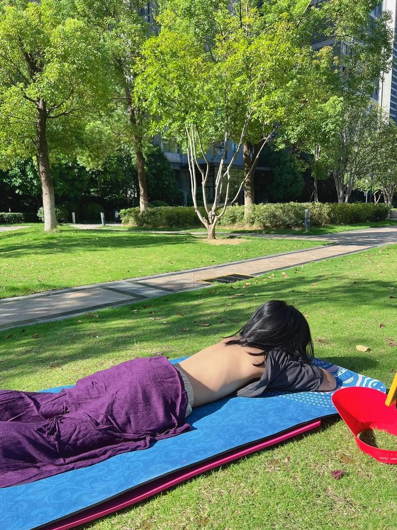 高温晒背2小时67岁阿姨开颅保命这叫傻呗，不叫晒背！身体觉得不舒服就去医院看医生