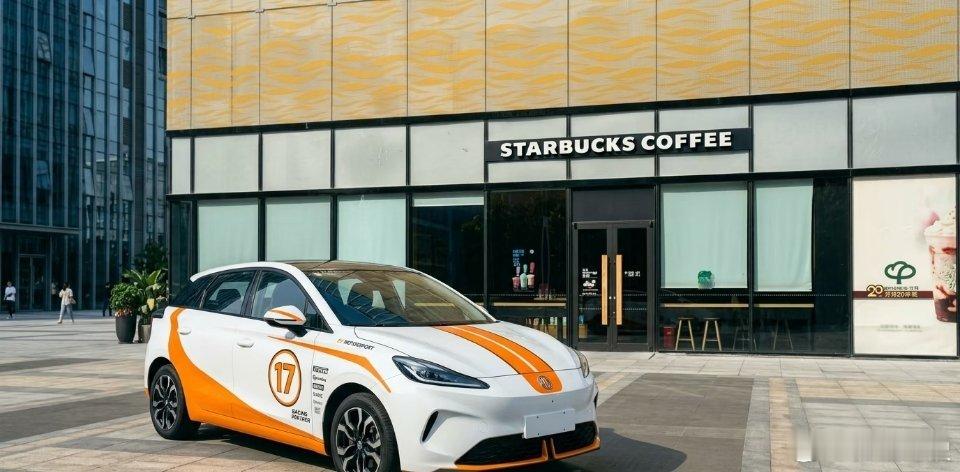 这辆MG4有点帅~在星巴克门口看到了这辆 MG4，赛车风格的车衣太绝了，配上MG