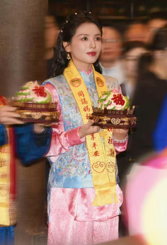 刘涛天庭编制妈祖看着人间代言人年年献寿送桃，温柔又治愈，这份专属羁绊真的太有氛围
