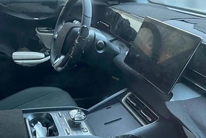 【比亚迪海豹05内饰谍照曝光 将于年内上市/采用全新家族式设计】近日，我们从互联