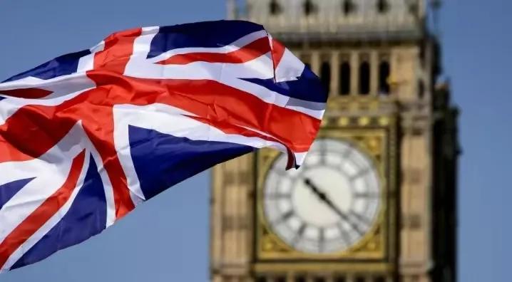 三权分立其实是法国人发明的，而且是一个误导性很强的口号。英国人在确立民主时真正的