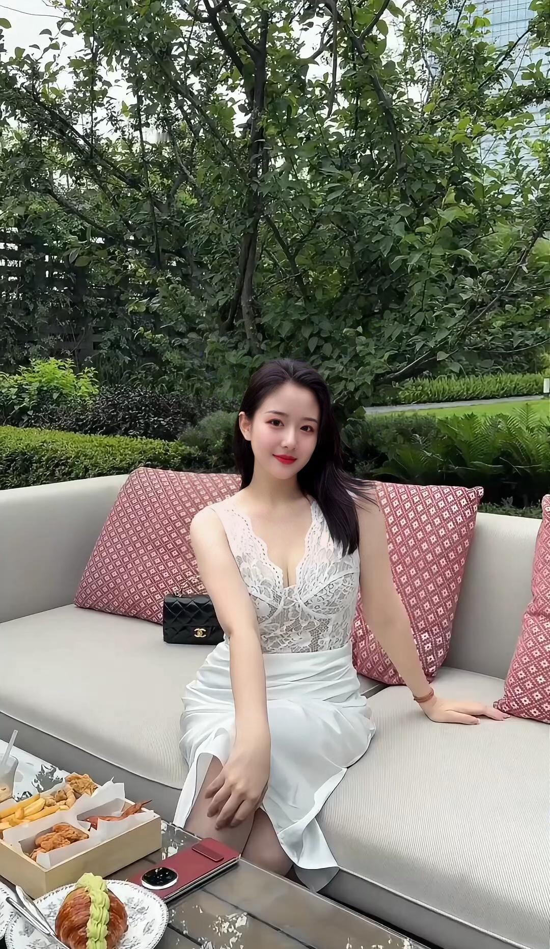 优雅下午茶时光，精致的法式甜点与绿意盎然的花园相映成趣。