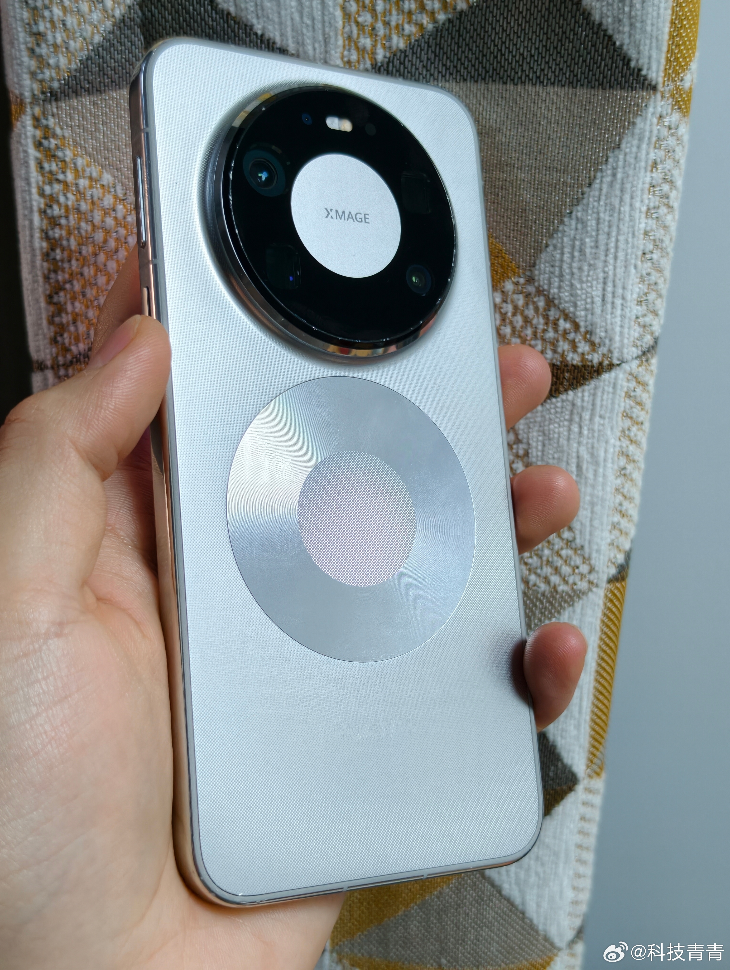 这代Mate 80 Pro Max的屏幕还是太顶了，双层OLED不是白上的，显示