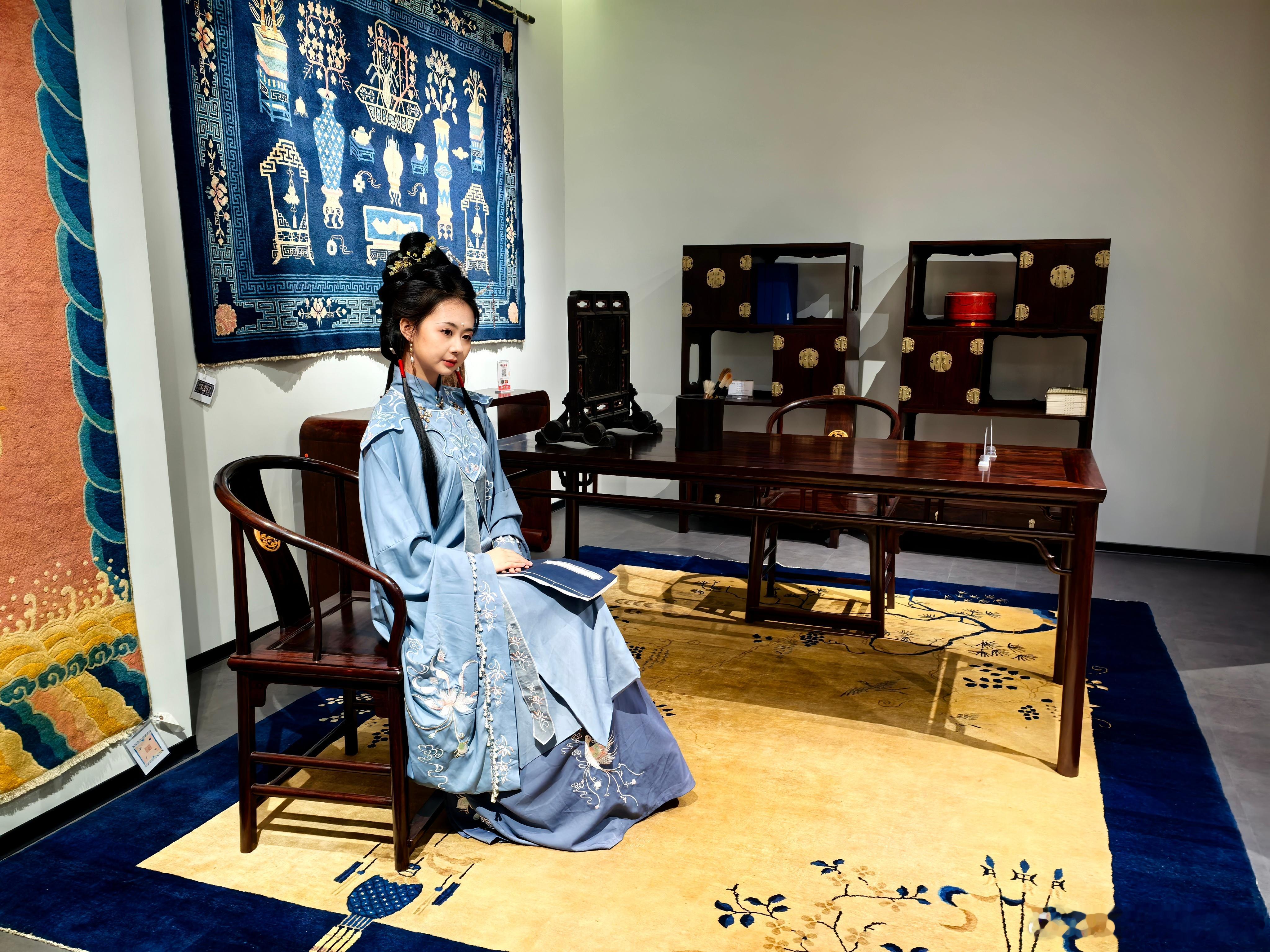 地毯之乡崔黄口[超话]一席古毯铺展，一袭青衣入画，感受地毯里的东方锦绣 津彩绽放