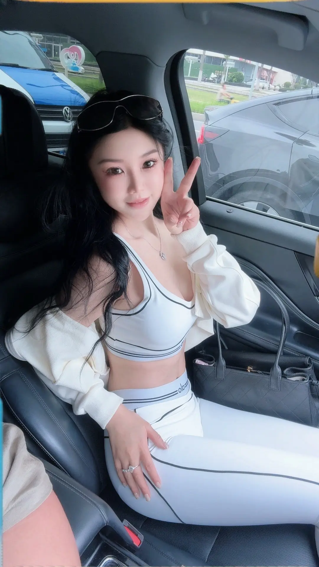 我越来越相信 有些人注定会相遇 他一直在为我低头改变 所以我幸福是应该的