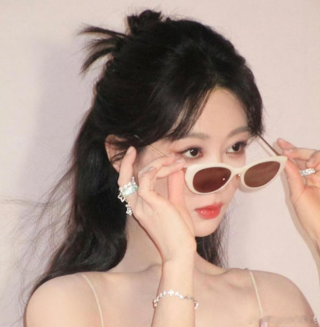 杨紫权威的妆造永远在下一次，她好会为大家带来惊喜啊 