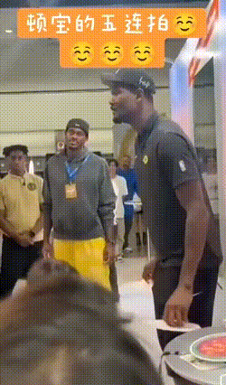 不忍直视——艾顿少女5连拍，范德彪怒抽5米大刀要砍他！
不愧叫顿宝，卖起萌来是真